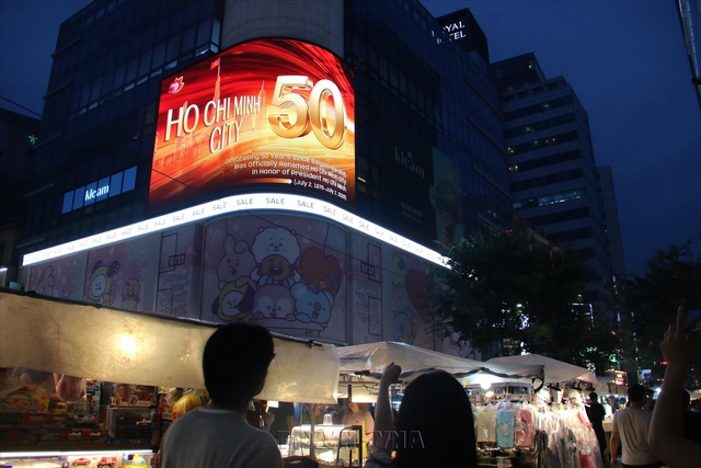 Ho Chi Minh City anniversary images displayed on giant screens in central Seoul- Ảnh 2.
