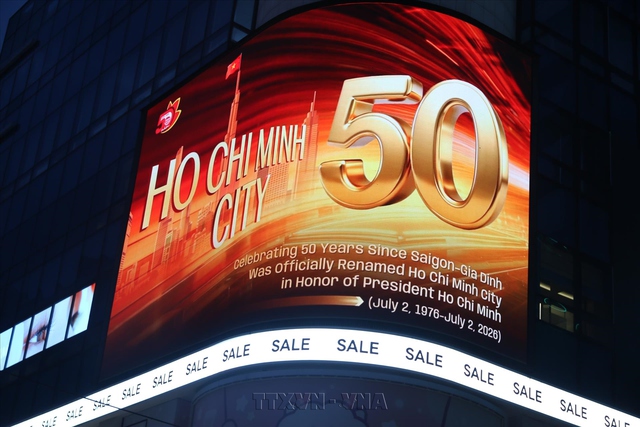 Ho Chi Minh City anniversary images displayed on giant screens in central Seoul- Ảnh 1.