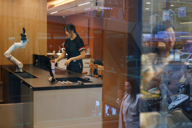 South Korean shops turn to robots, self-service to escape labour woes - Ảnh 2.
