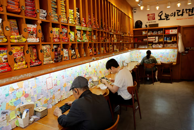 South Korean shops turn to robots, self-service to escape labour woes - Ảnh 3.
