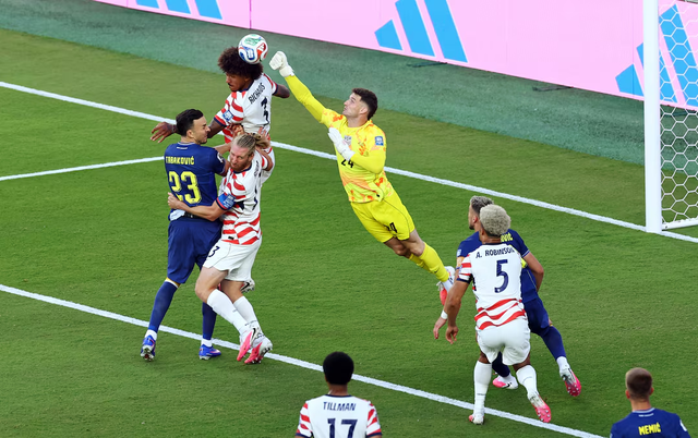 US keep World Cup dream alive with gutsy win over Bosnia - Ảnh 4.