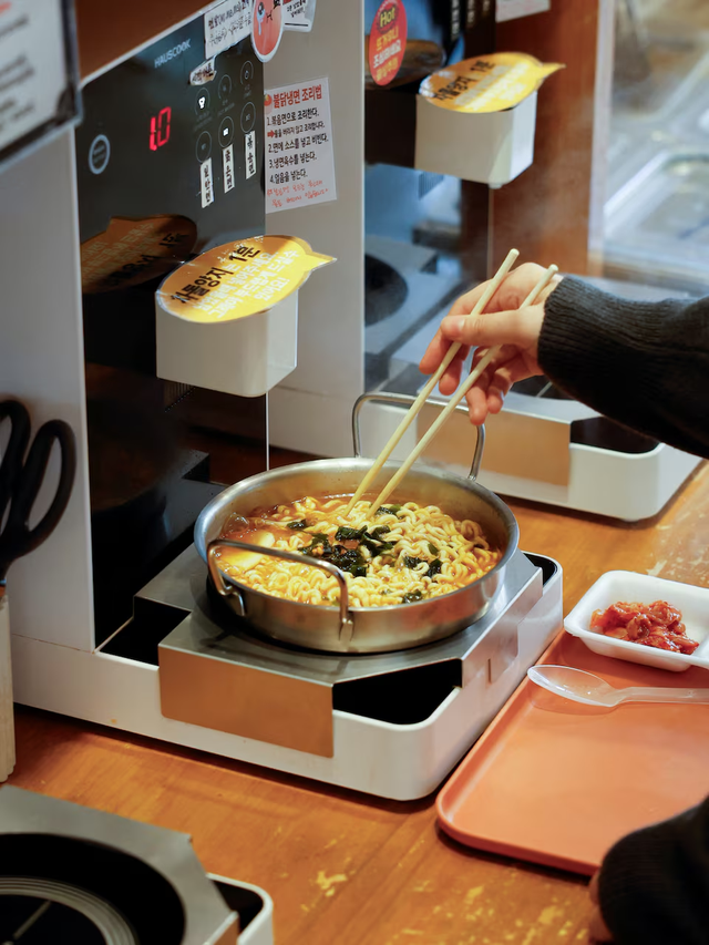 South Korean shops turn to robots, self-service to escape labour woes - Ảnh 4.