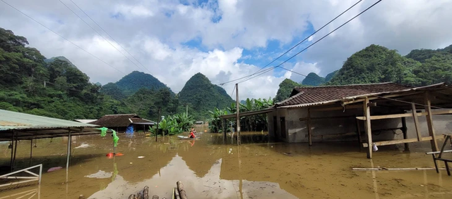 Villages submerged after heavy rains trigger flooding in northern Vietnam- Ảnh 4.