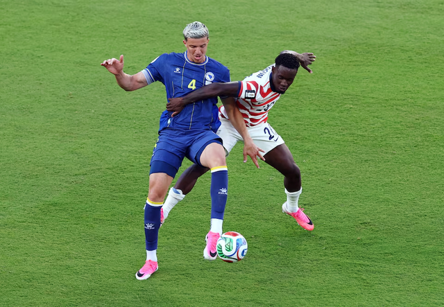 US keep World Cup dream alive with gutsy win over Bosnia - Ảnh 5.