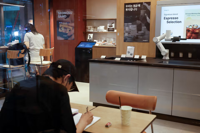 South Korean shops turn to robots, self-service to escape labour woes - Ảnh 5.