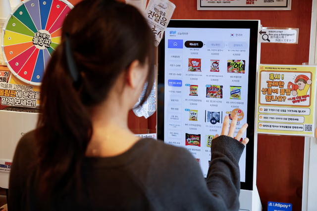 South Korean shops turn to robots, self-service to escape labour woes - Ảnh 6.