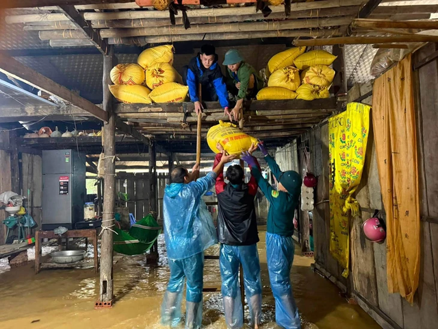 Villages submerged after heavy rains trigger flooding in northern Vietnam- Ảnh 8.