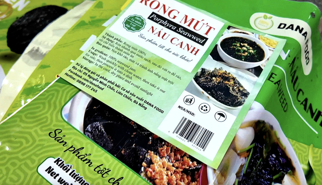 Police bust operation disguising Chinese dried seaweed as Vietnamese products - Ảnh 1.