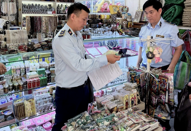 Police bust operation disguising Chinese dried seaweed as Vietnamese products - Ảnh 2.