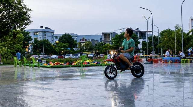 High-speed electric mini vehicles raise safety concerns at Vietnam's public parks - Ảnh 1.