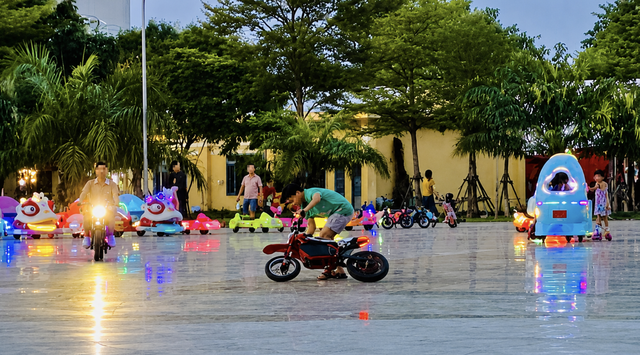 High-speed electric mini vehicles raise safety concerns at Vietnam's public parks - Ảnh 5.