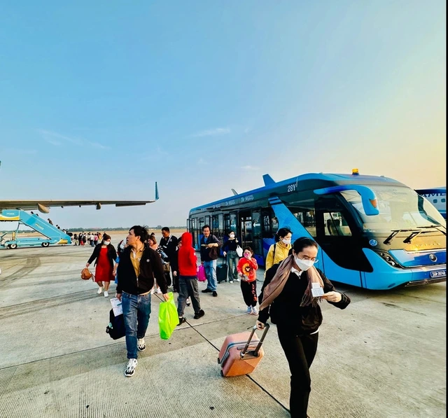 Domestic airfares fall on several Vietnam routes in late July - Ảnh 1.