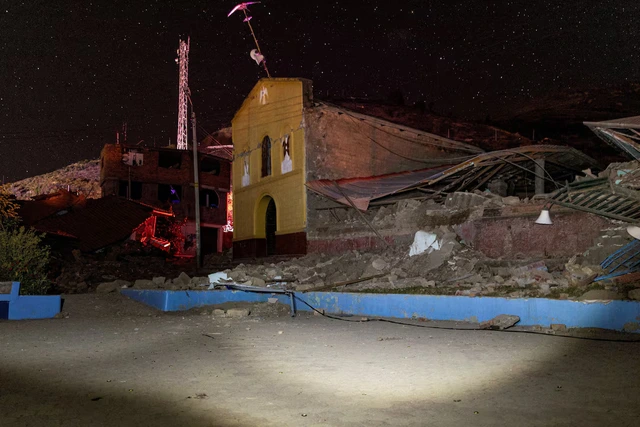 At least 6 dead and 21 injured after 2 earthquakes in Peru - Ảnh 6.