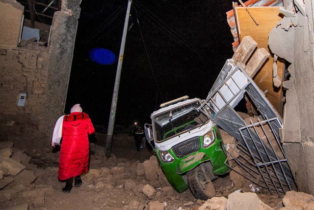 At least 6 dead and 21 injured after 2 earthquakes in Peru - Ảnh 3.