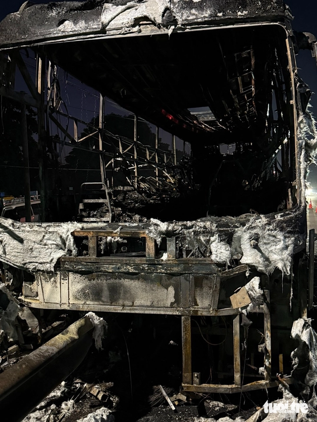 Sleeper bus fire kills 7, injures 5 in southern Vietnam - Ảnh 4.