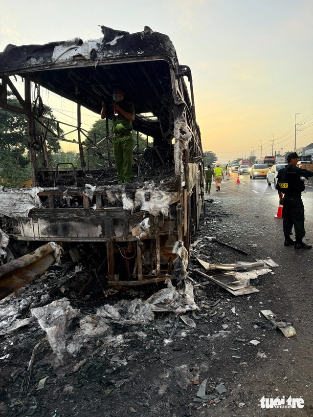 Sleeper bus fire kills 7, injures 5 in southern Vietnam - Ảnh 5.
