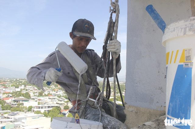 Making living between sky and earth under central Vietnam’s scorching heat - Ảnh 8.