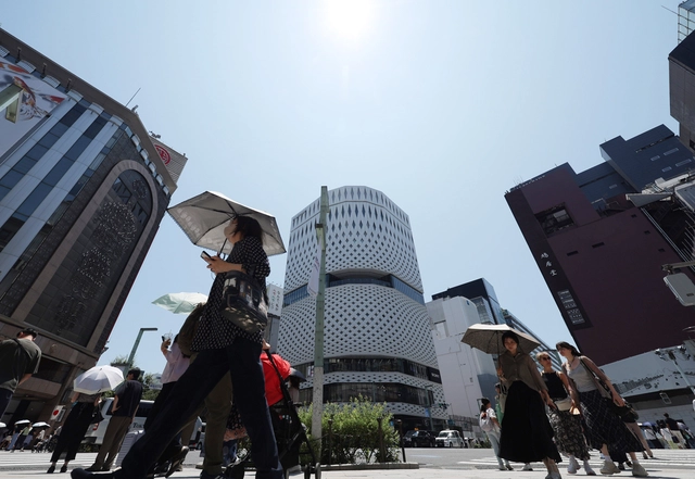 Over 10,000 in Japan rushed to hospital for heatstroke in week - Ảnh 1.