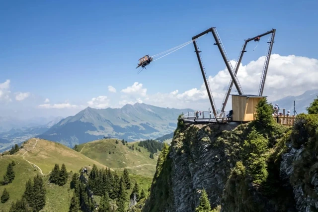 Giant swing on Swiss peak aims to boost summer tourism as Alps warm- Ảnh 1.