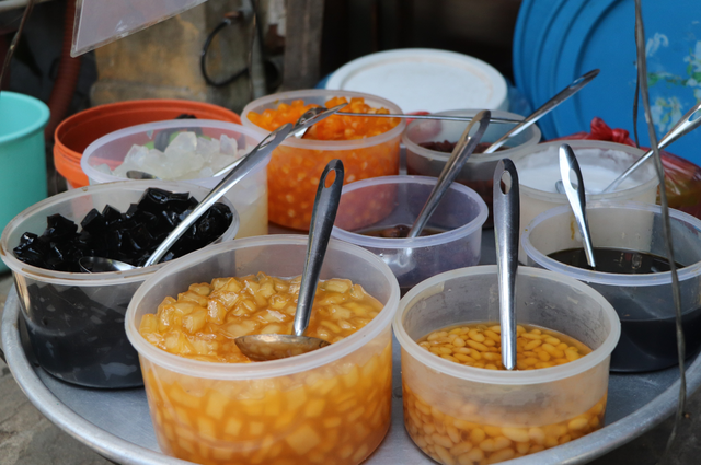 Sweet soup vendor in Vietnam’s Hoi An goes viral for speaking 5 foreign languages - Ảnh 1.