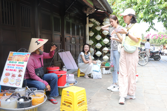 Sweet soup vendor in Vietnam’s Hoi An goes viral for speaking 5 foreign languages - Ảnh 2.