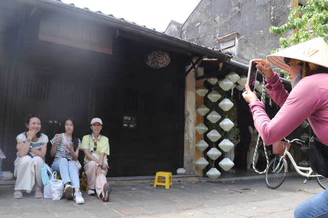 Sweet soup vendor in Vietnam’s Hoi An goes viral for speaking 5 foreign languages - Ảnh 3.