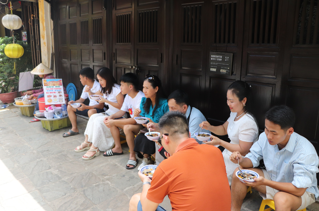 Sweet soup vendor in Vietnam’s Hoi An goes viral for speaking 5 foreign languages - Ảnh 4.