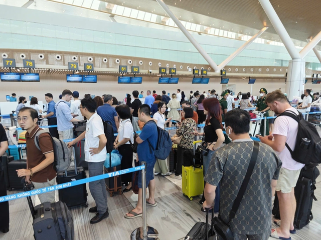 Vietnam Airlines offers 2-minute self-service baggage drop-off at Hanoi airport’s international terminal - Ảnh 1.