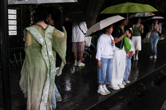 China braces for heavy rain as tropical storm Noul edges closer - Ảnh 2.