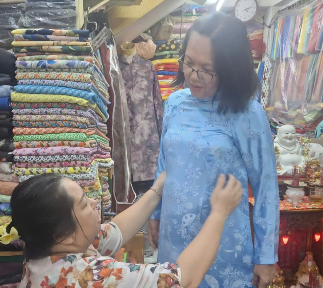 Foreign visitors flock to century-old Tan Dinh Market in Ho Chi Minh City for tailored ao dai, wooden clogs- Ảnh 2.