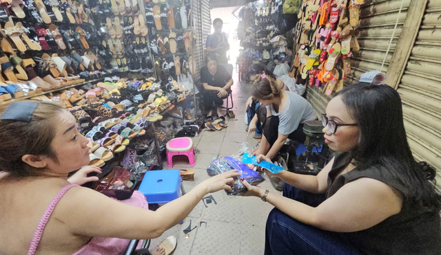 Foreign visitors flock to century-old Tan Dinh Market in Ho Chi Minh City for tailored ao dai, wooden clogs- Ảnh 3.