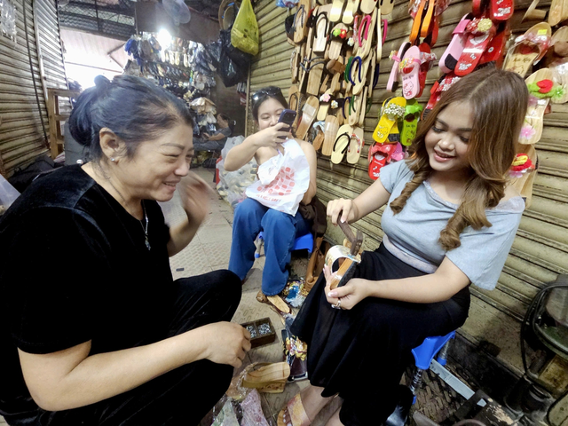 Foreign visitors flock to century-old Tan Dinh Market in Ho Chi Minh City for tailored ao dai, wooden clogs- Ảnh 4.