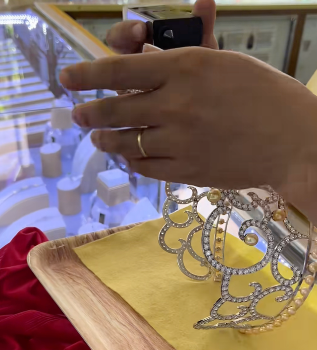 Maker responds to fake diamond allegations over Vietnam’s $114,000 pageant crown - Ảnh 1.