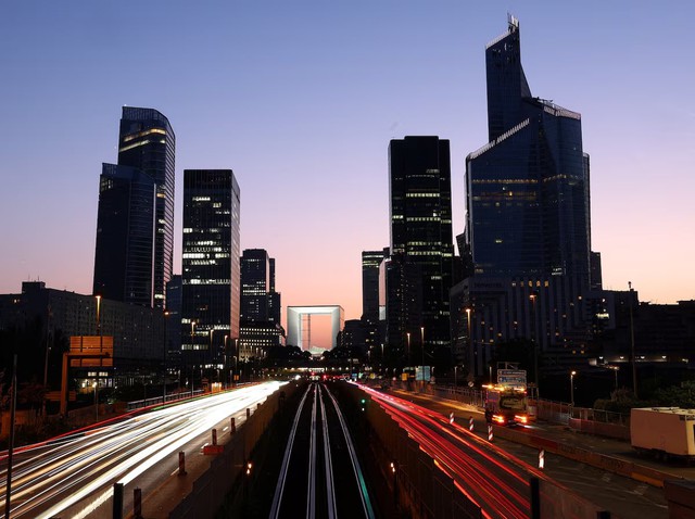 Eurozone business activity up but Mideast conflict clouds horizon- Ảnh 1.