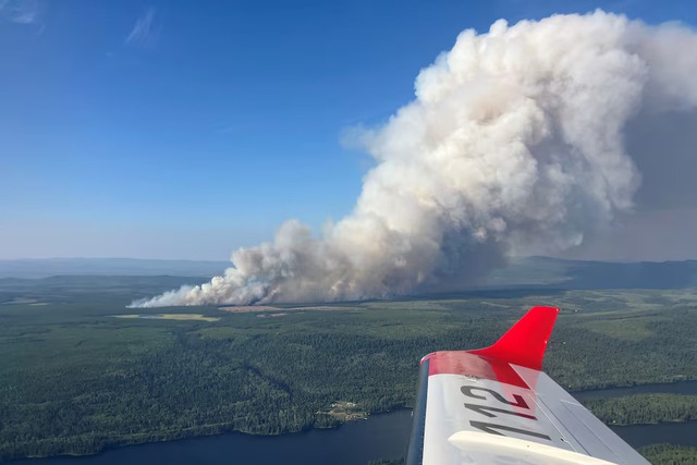 Wildfires spread in Western Canada as temperatures rise, lightning strikes- Ảnh 1.