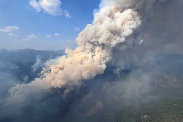 Wildfires spread in Western Canada as temperatures rise, lightning strikes- Ảnh 3.