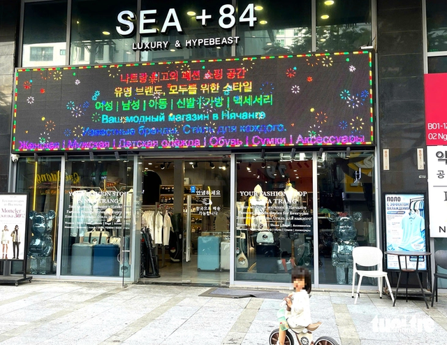 Vietnam’s Nha Trang tackles foreign-language-only shop signs- Ảnh 2.