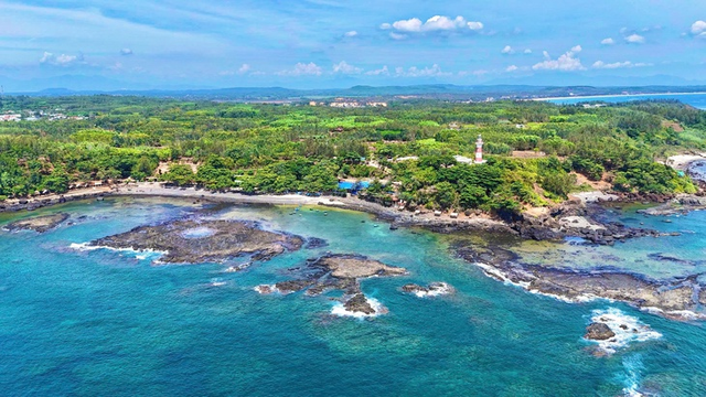 Ancient volcanic crater near shoreline adds to allure of Ba Lang An Cape in central Vietnam- Ảnh 3.