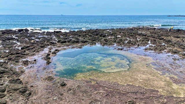 Ancient volcanic crater near shoreline adds to allure of Ba Lang An Cape in central Vietnam- Ảnh 4.