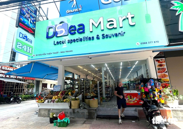 Vietnam’s Nha Trang tackles foreign-language-only shop signs- Ảnh 5.