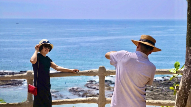 Ancient volcanic crater near shoreline adds to allure of Ba Lang An Cape in central Vietnam- Ảnh 8.