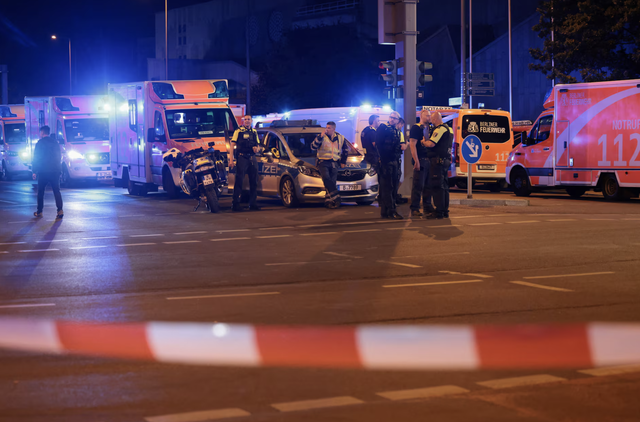 Vehicle mows down crowd at Berlin Pride festival, killing one- Ảnh 1.