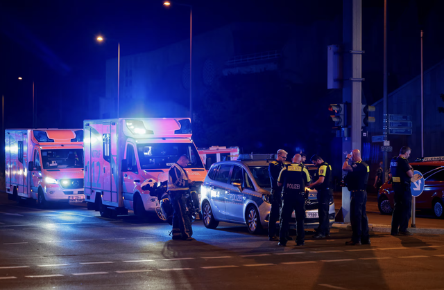 Vehicle mows down crowd at Berlin Pride festival, killing one- Ảnh 2.