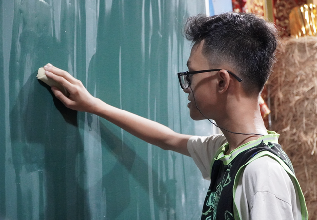 Summer classes in courtyard of Ho Chi Minh City pagoda preserve Khmer language and values - Ảnh 2.