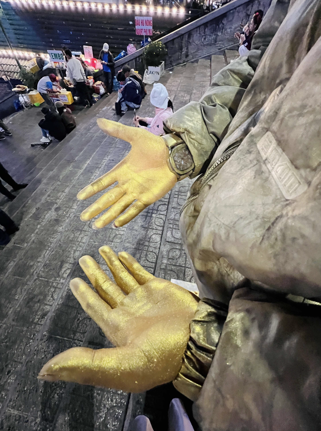 Living statues brave Da Lat’s cold nights to earn extra income- Ảnh 2.