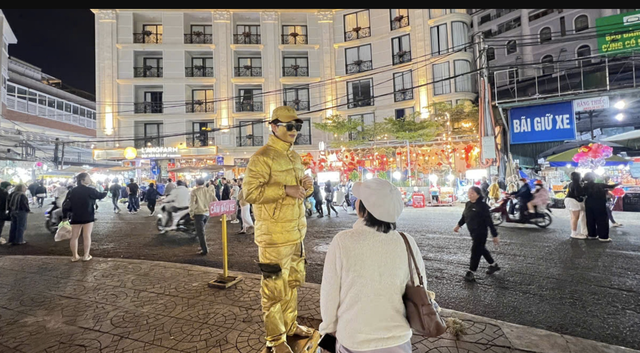 Living statues brave Da Lat’s cold nights to earn extra income- Ảnh 6.