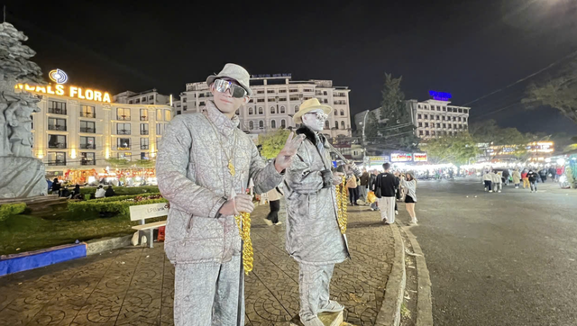 Living statues brave Da Lat’s cold nights to earn extra income- Ảnh 7.