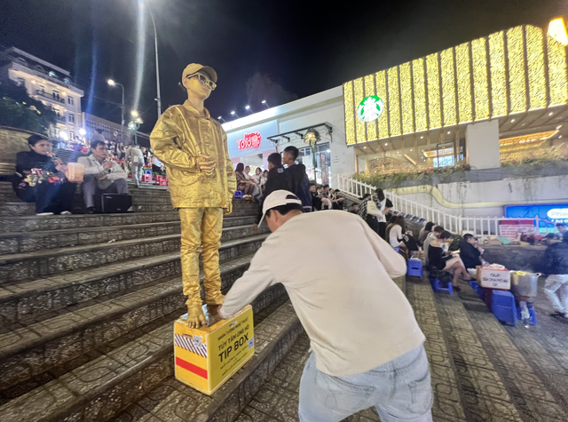 Living statues brave Da Lat’s cold nights to earn extra income- Ảnh 8.