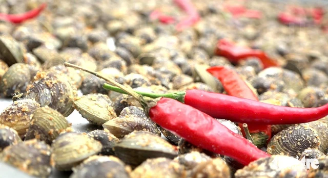 Sun-dried spicy freshwater clams: Vietnam’s Mekong Delta delicacy winning fans online - Ảnh 4.