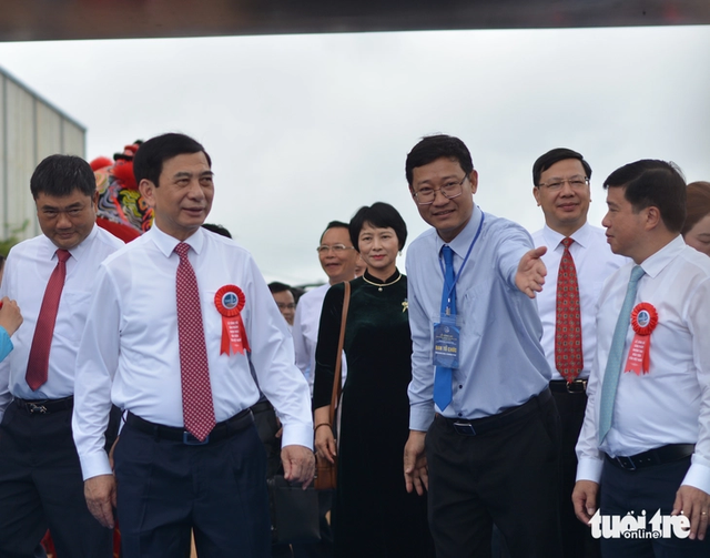 Vietnam's first aluminum ingots roll off production line after 11 years - Ảnh 1.